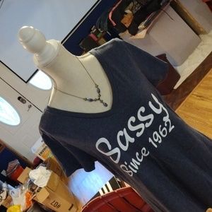SZ LG Ladies VERY IMPORTANT TEE READS "SASSY SINCE 1962" CUTE AS HECK!